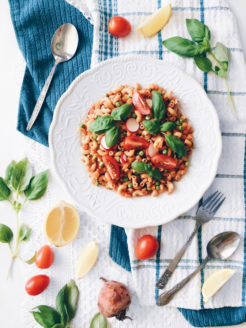 macaronis aux betteraves, carottes, petits pois, radis, tomates et basilic