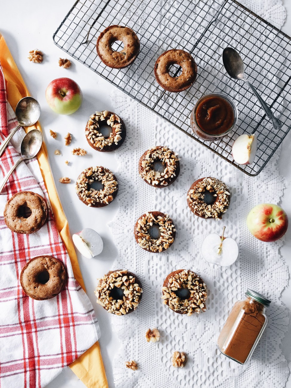 Beignes santé aux pommes, caramel de dattes et noix