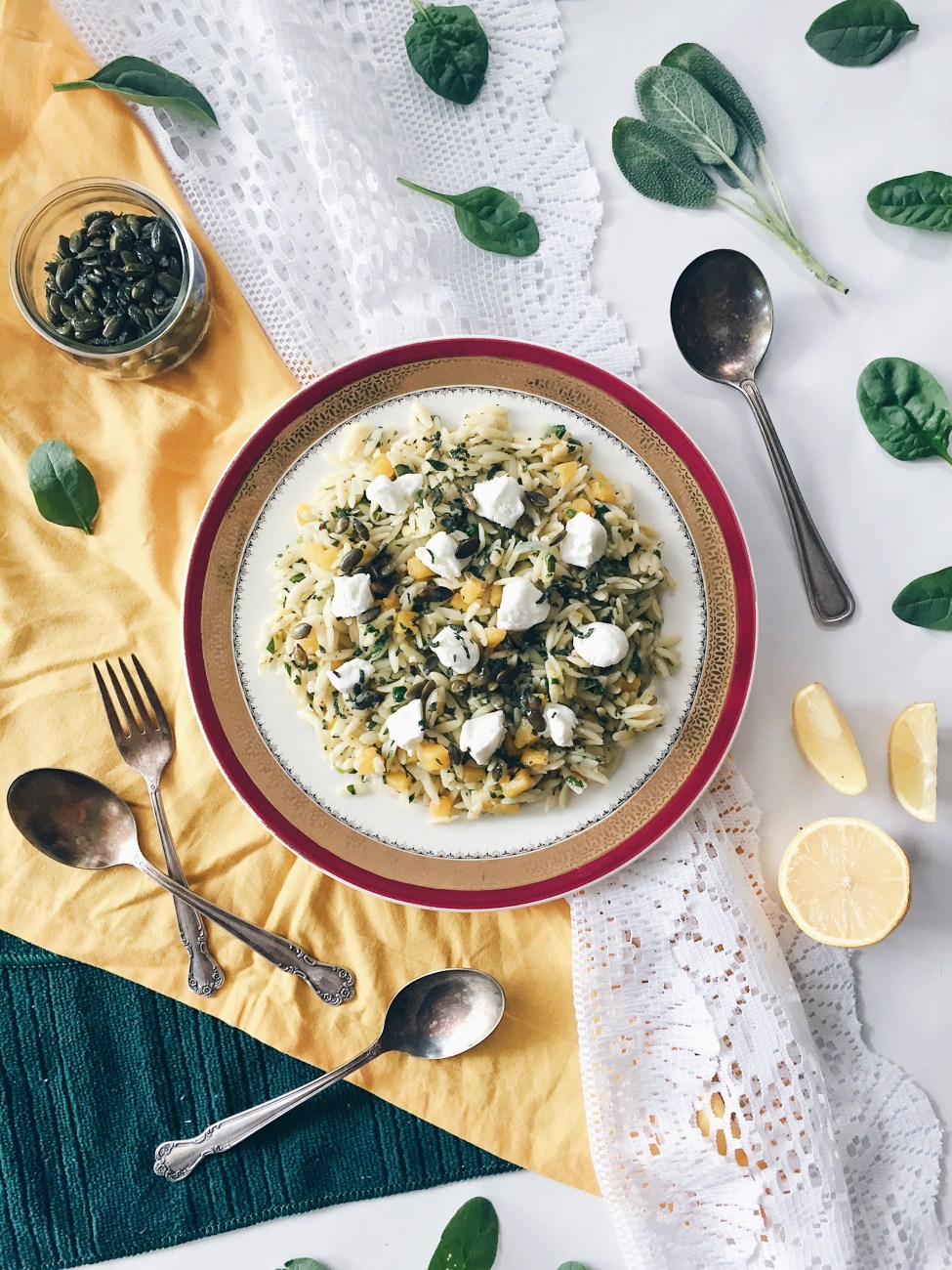orzo à la courge musquée, oignon, ail, épinards, fromage de chèvre, sauge et graines de citrouille croustillante