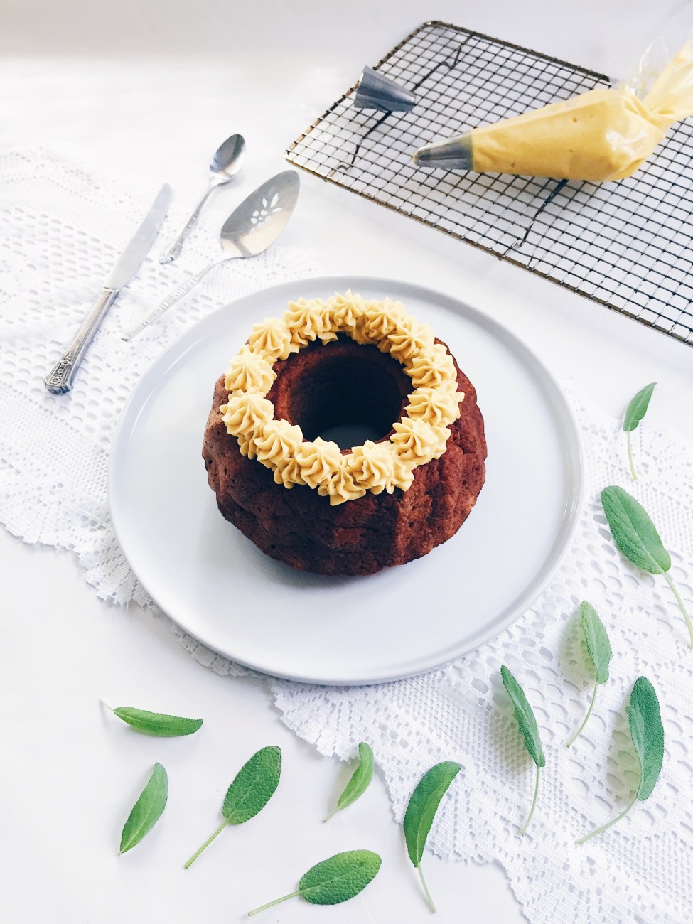 Gâteau végane à la courge, à la sauge, à l'érable et à la noix de coco