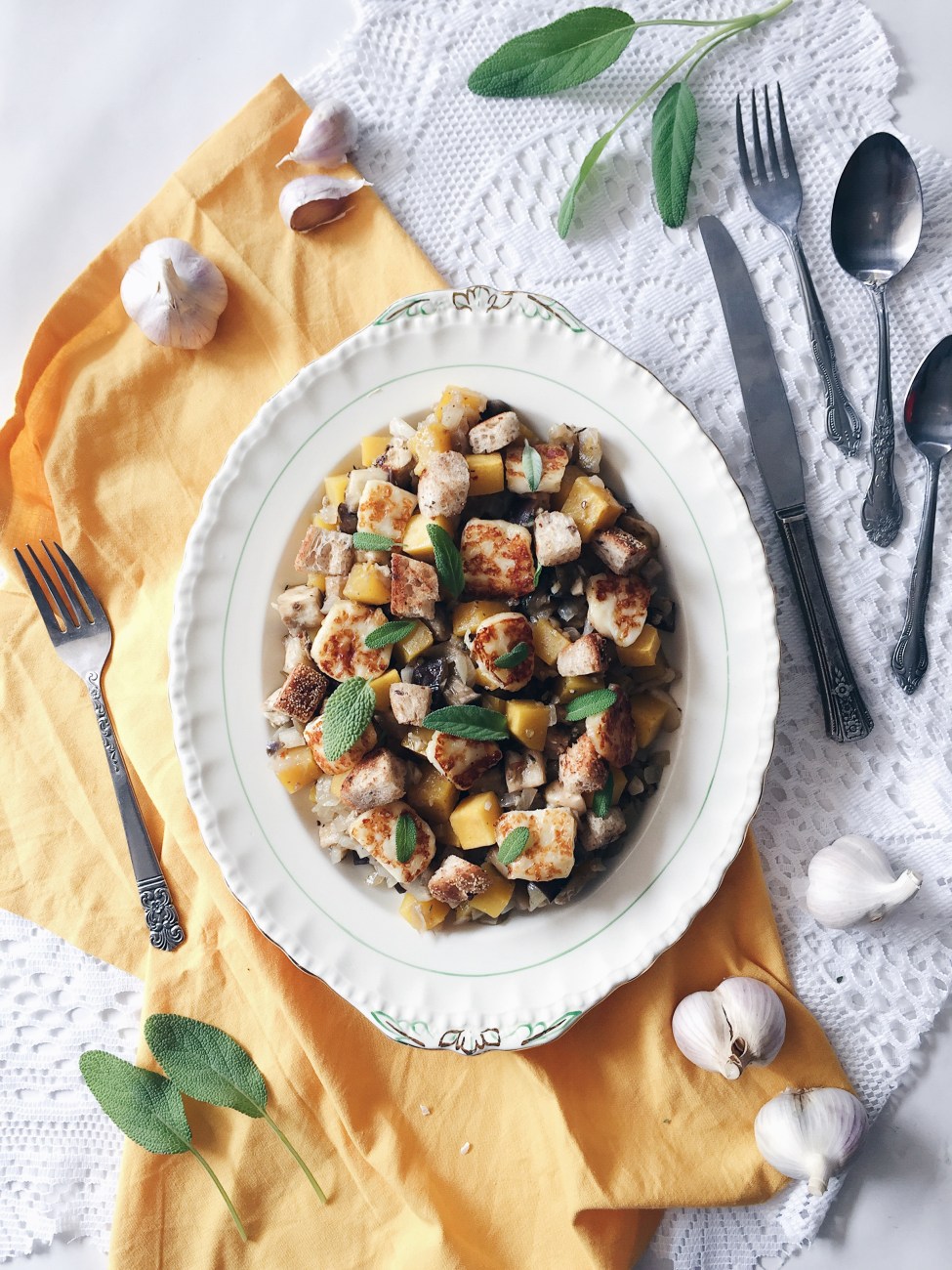 Ratatouille aux pommes, à la courge musquée, aux aubergines et fromage halloumi