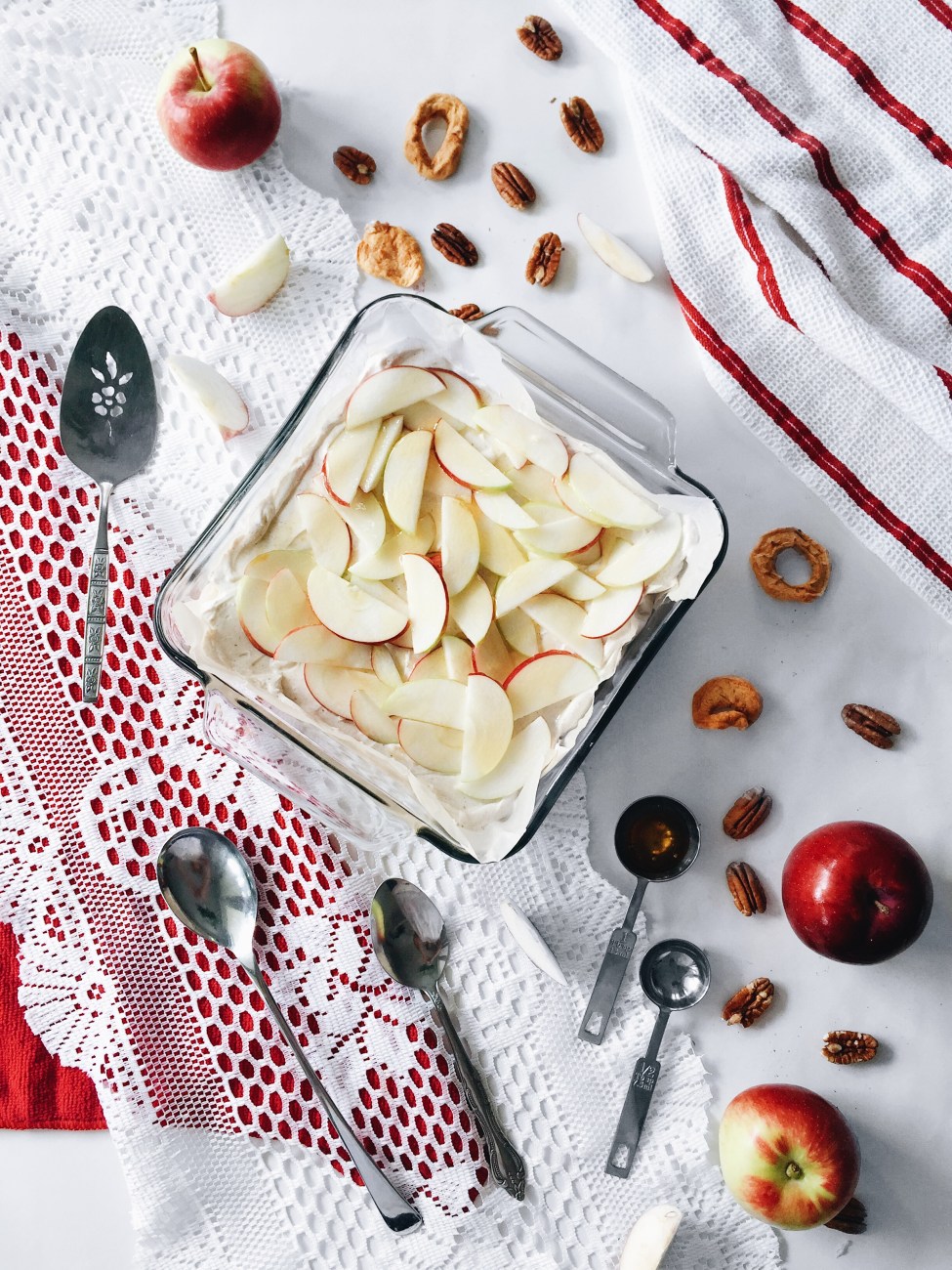 Dessert étagé sans cuisson aux pommes, au fromage, au miel et épices chai, en croûte de pacanes
