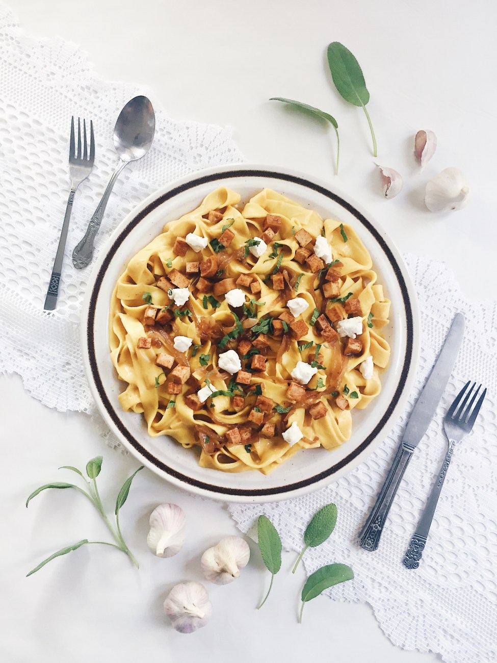 Pappardelles véganes à la sauce crémeuse de courge, jambon fumé de tofu, oignons caramélisés, fromage de chèvre et sauge