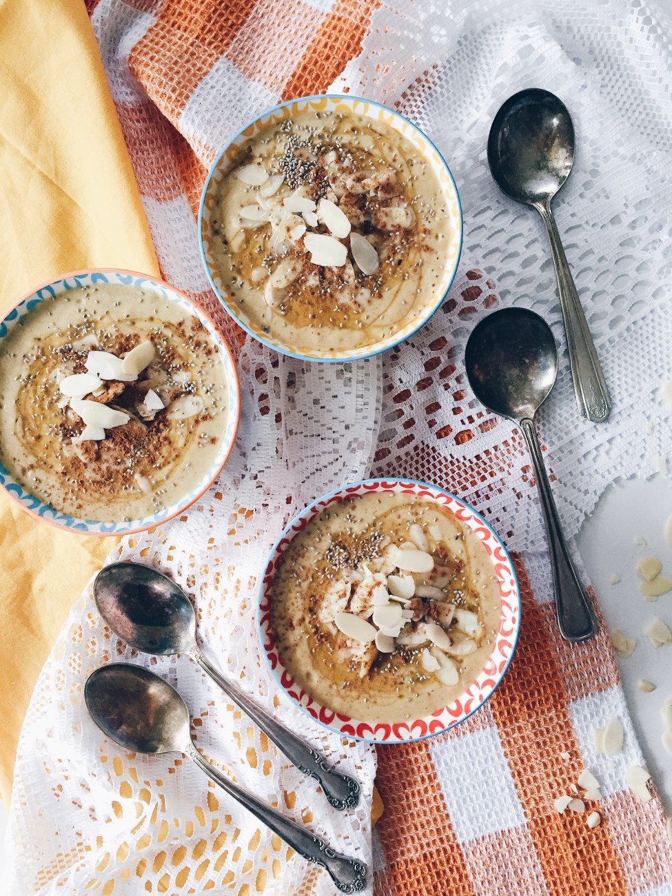 Bol de smoothie déjeuner à la citrouille, épices, lait de coco, amandes et miel