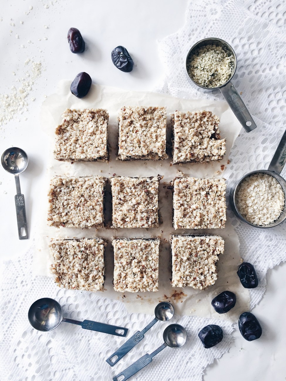 Carré aux dattes véganes et santé, sans gluten et sans cuisson