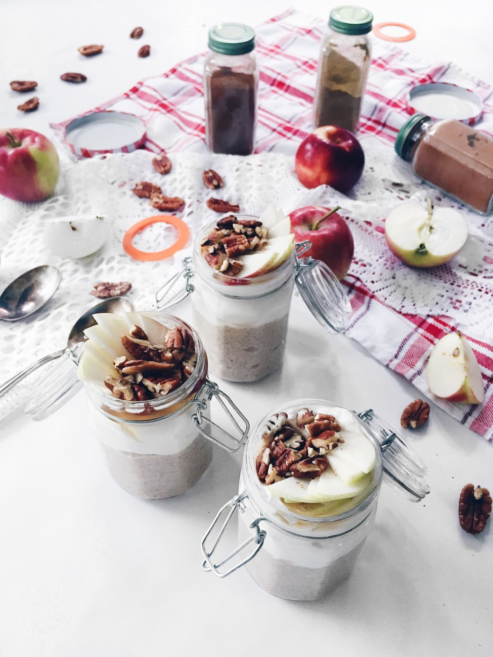 Pouding de graines de chia aux pommes, au yogourt, à l'érable, aux épices et aux noix