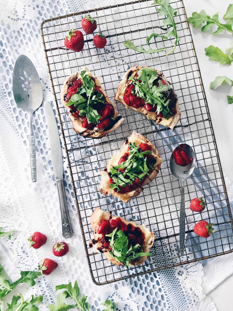 Tartine de fraises confites au fromage, roquette et caramel de balsamique