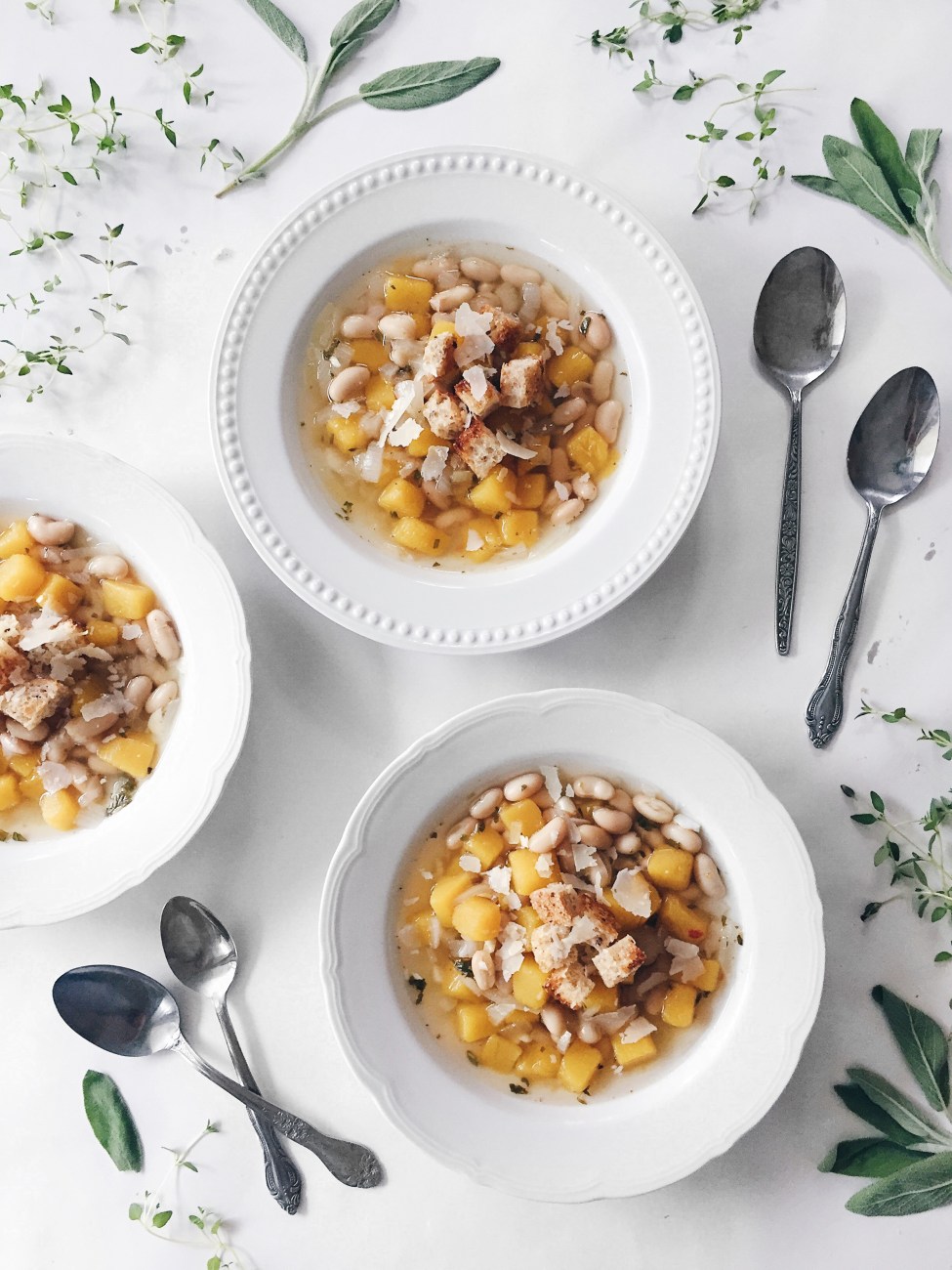 soupe-repas à la courge, aux haricots blancs, à la sauge, et croûtons au parmesan