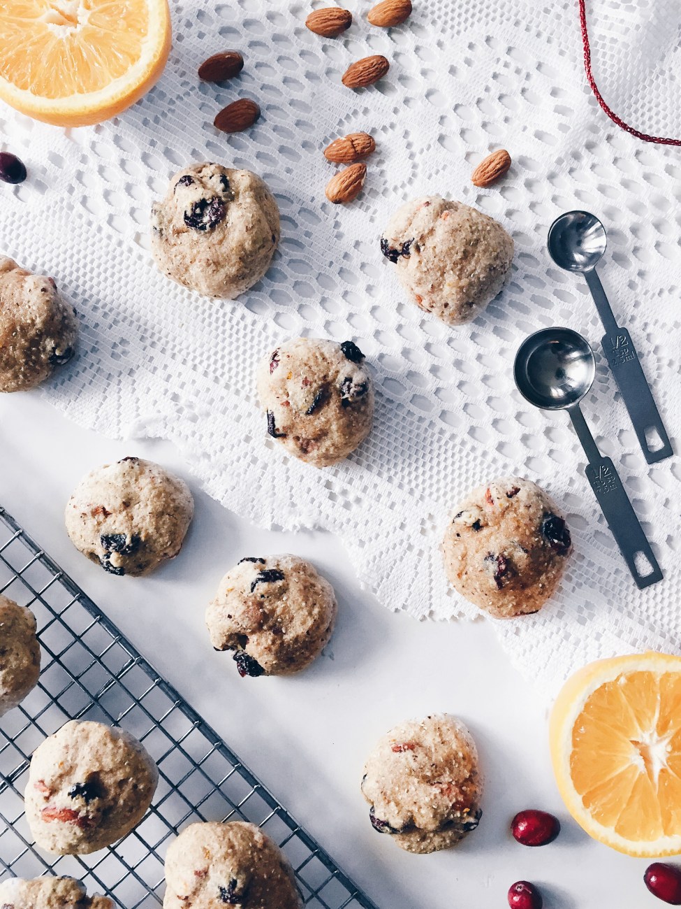 Biscuits aux amandes, canneberges séchées, orange, chia, érable et cardamome