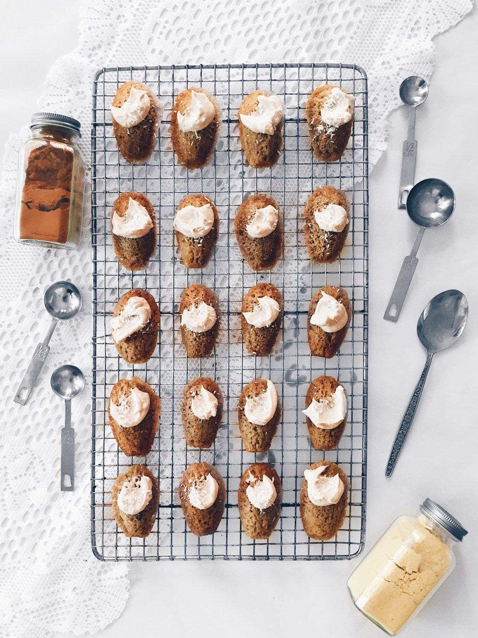 Madeleines au thé chaï épicé et à la noix de coco