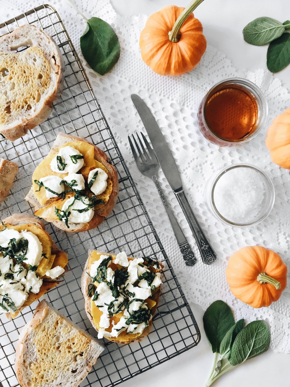Grilled cheese à la citrouille, fromage de chèvre, sauge et érable