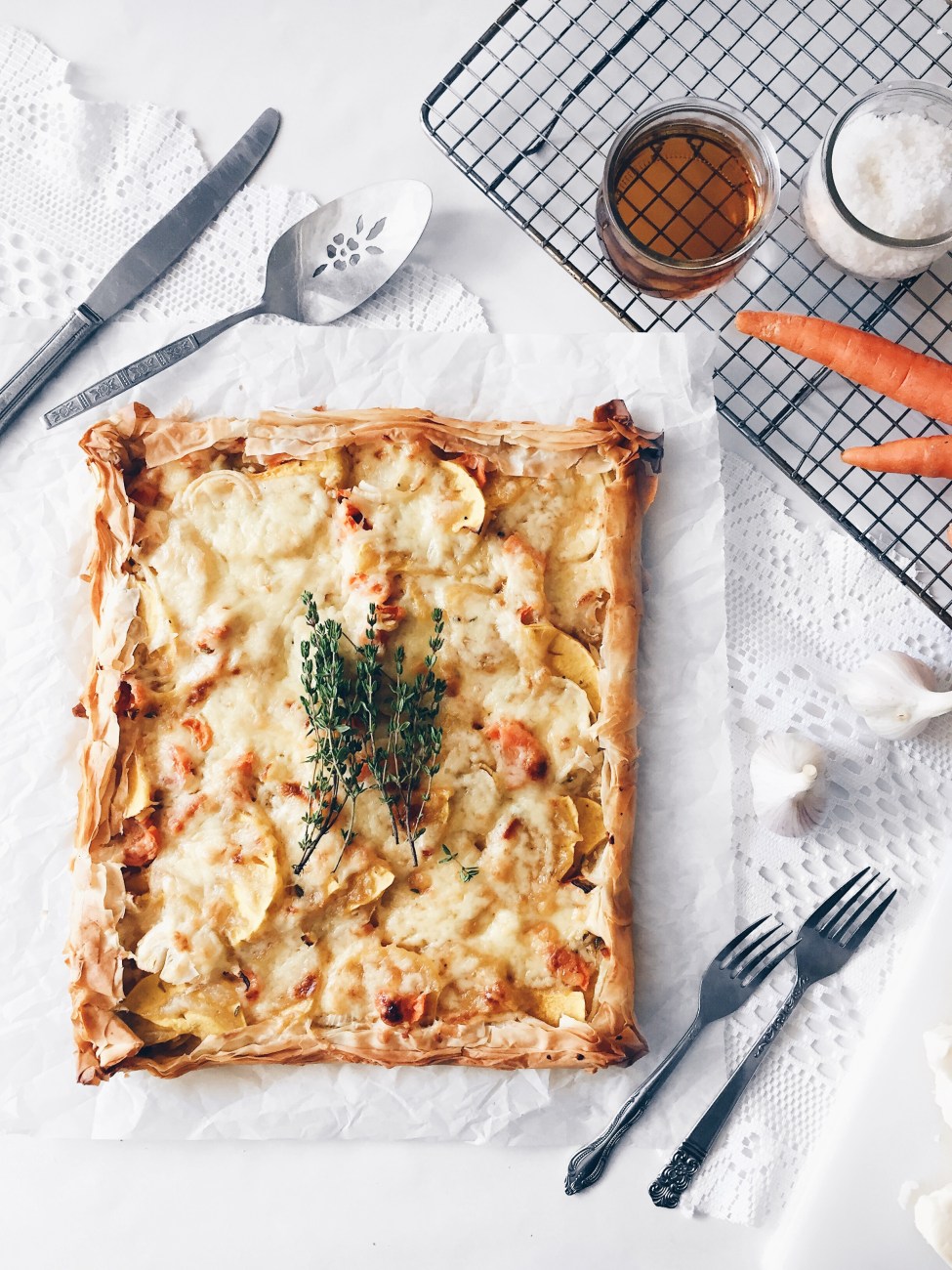 tarte fine en croûte de pâte phyllo, aux carottes, oignons, ail, thym et cheddar