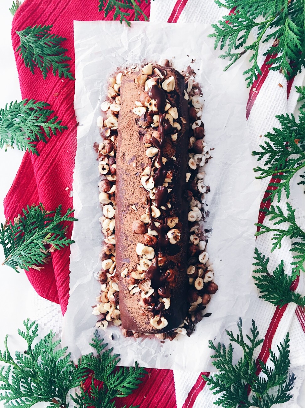 Bûche végane et sans gluten au chocolat, au café, aux dattes, à l'érable et aux noisettes