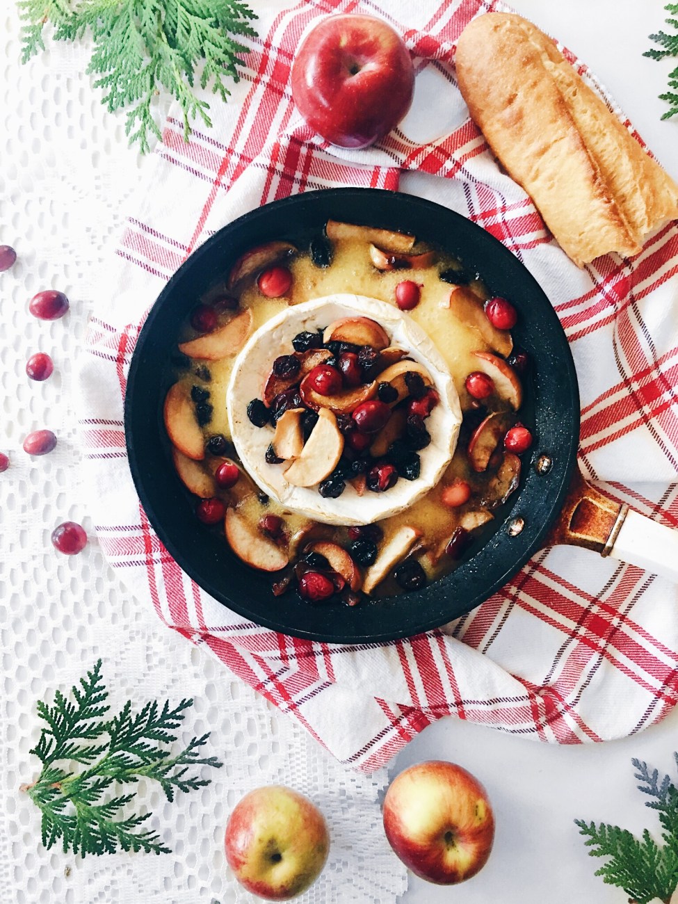 Brie au four aux pommes, canneberges, érable et graines de citrouille