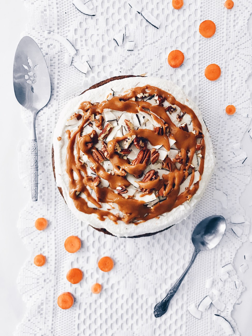 Gâteau aux carottes véganes à la noix de coco, aux pacanes et au caramel