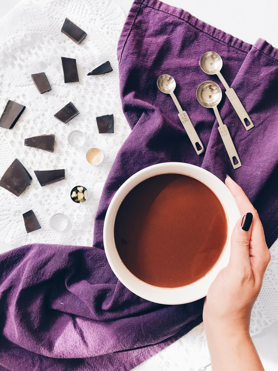 Chocolat chaud végané épicé à la vanille et à l'érable