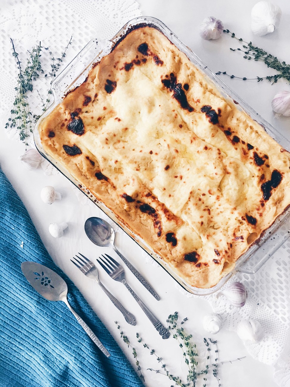 Lasagne végétarienne à la sauce blanche aux oignons caramélisés et deux fromages, aux champignons et aux épinards