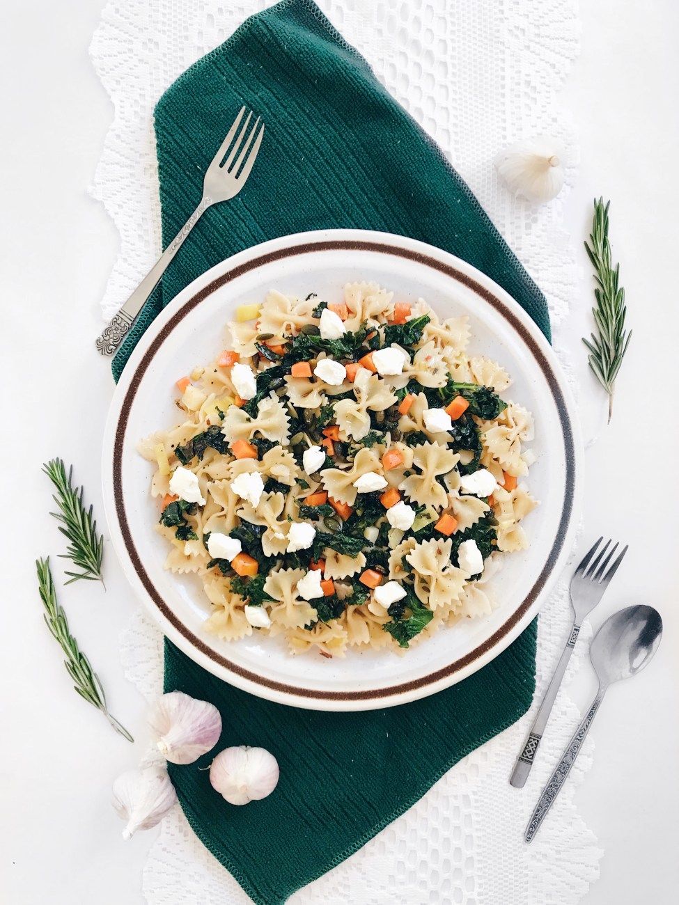 Farfalle aux carottes et panais, kale, poireau, fromage de chèvre et graines de citrouille