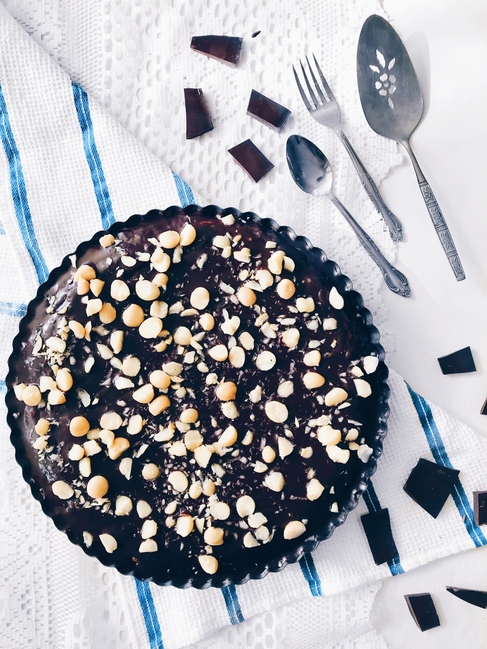 Tarte végane de biscuit double chocolat aux noix de macadam