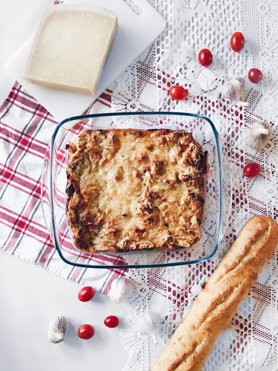 Strata à la sauce à spaghetti, au pain à l'ail et au parmesan