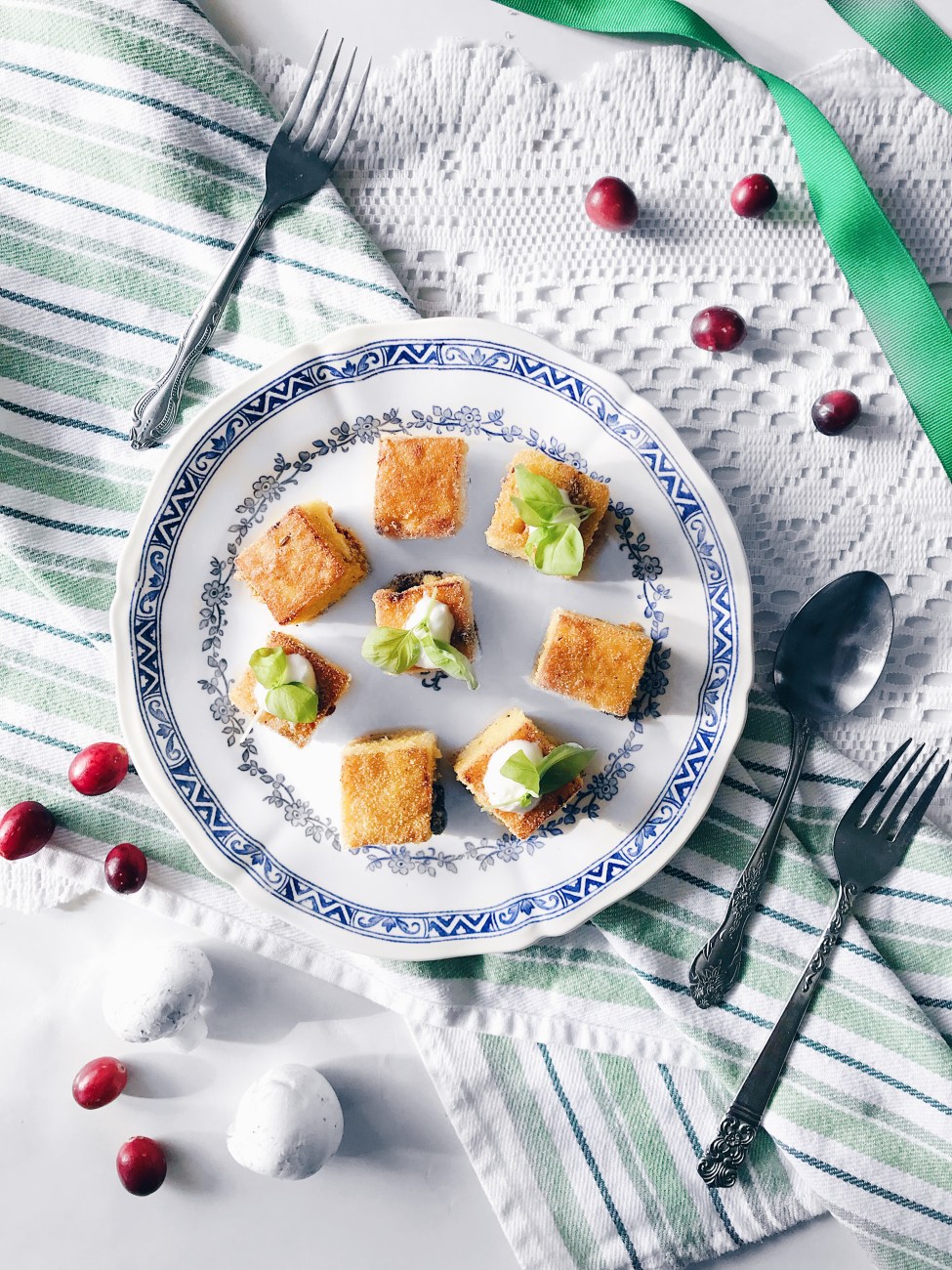 Croquettes de polenta aux champignons, canneberges et fromage