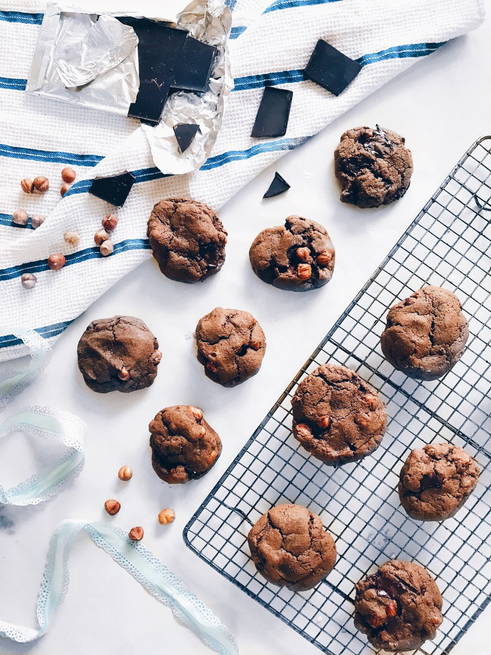 Biscuits véganes double chocolat aux noisettes et à l'érable
