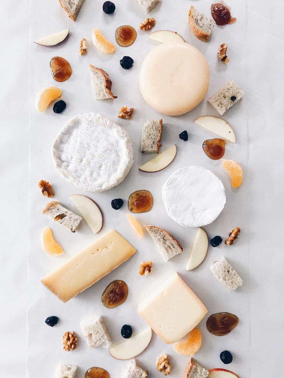 plateau de fromage servi sur la table et garnitures