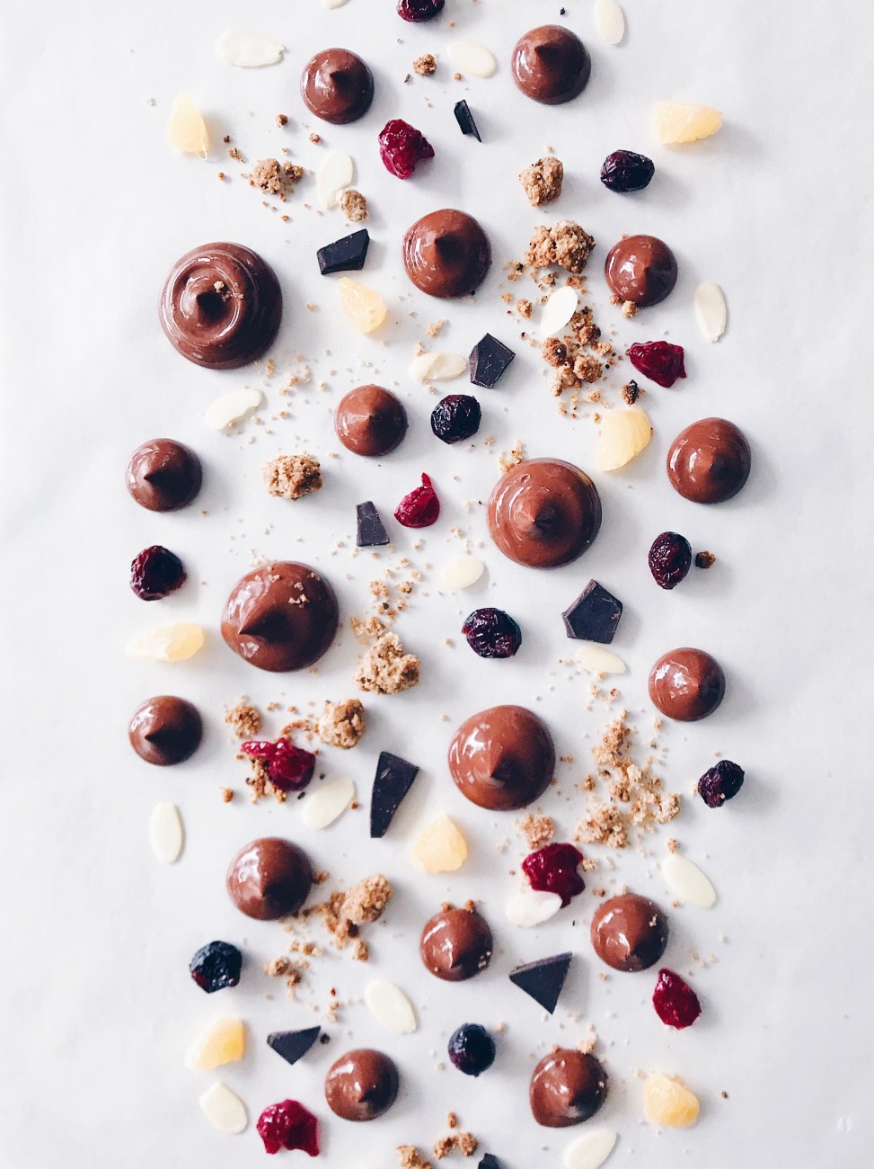 Dessert servi sur la table : mousse au chocolat express, crumble à la cardamome, canneberges, clémentines et amandes
