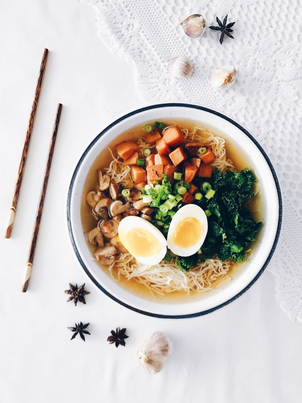 Soupe ramen végé aux champignons, patates douces, kale et oeuf