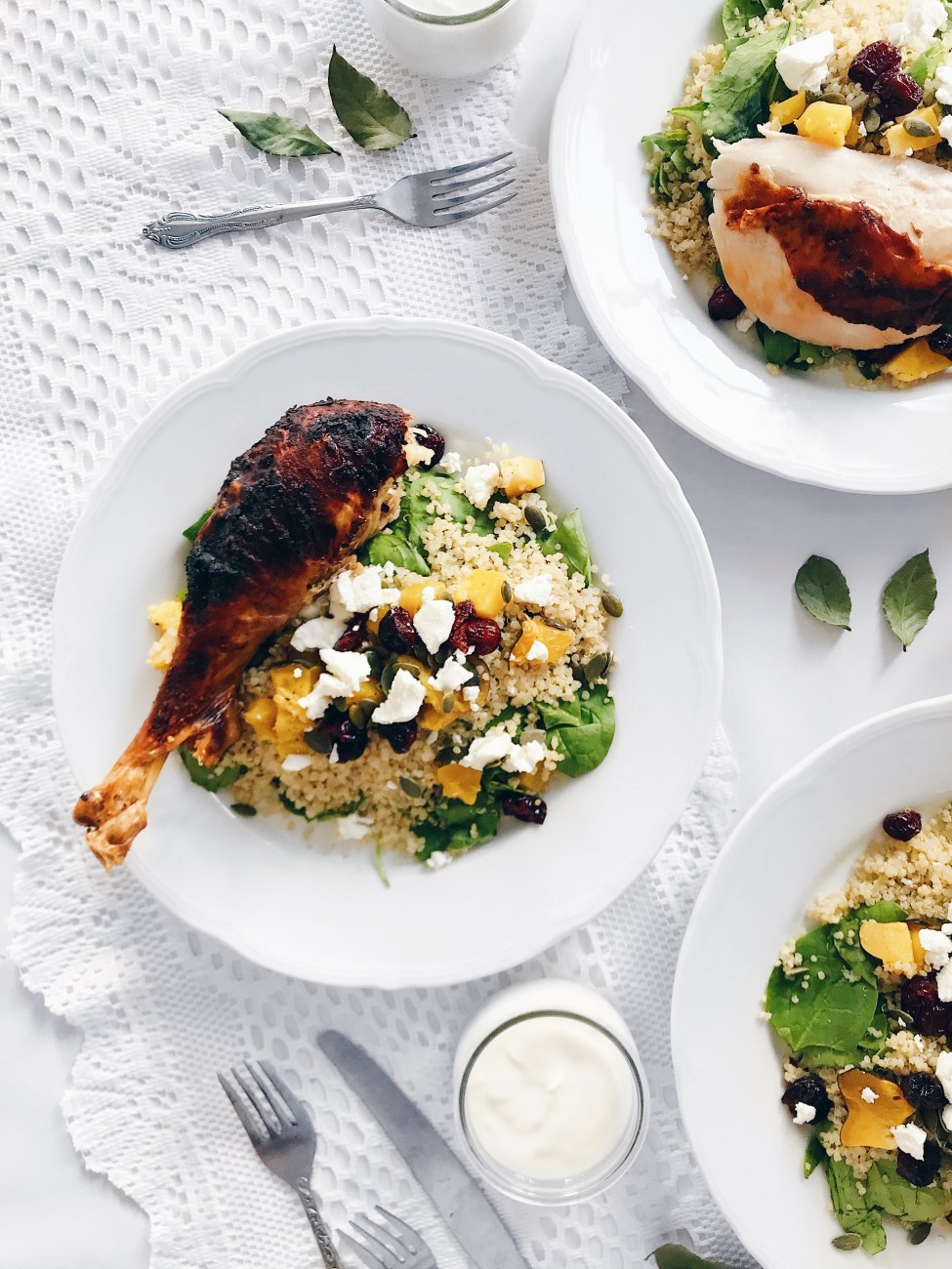 dindon rôti à l'érable et salade de quinoa à la courge, épinards, graines de citrouille, fromage de chèvre, romarin et canneberges