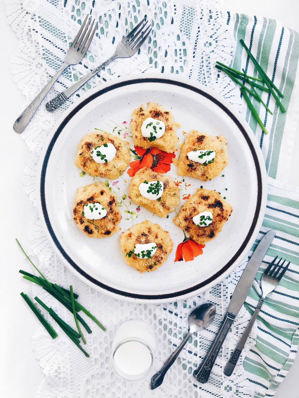 Croquettes de topinambours au fromage et sauce à la crème sûre