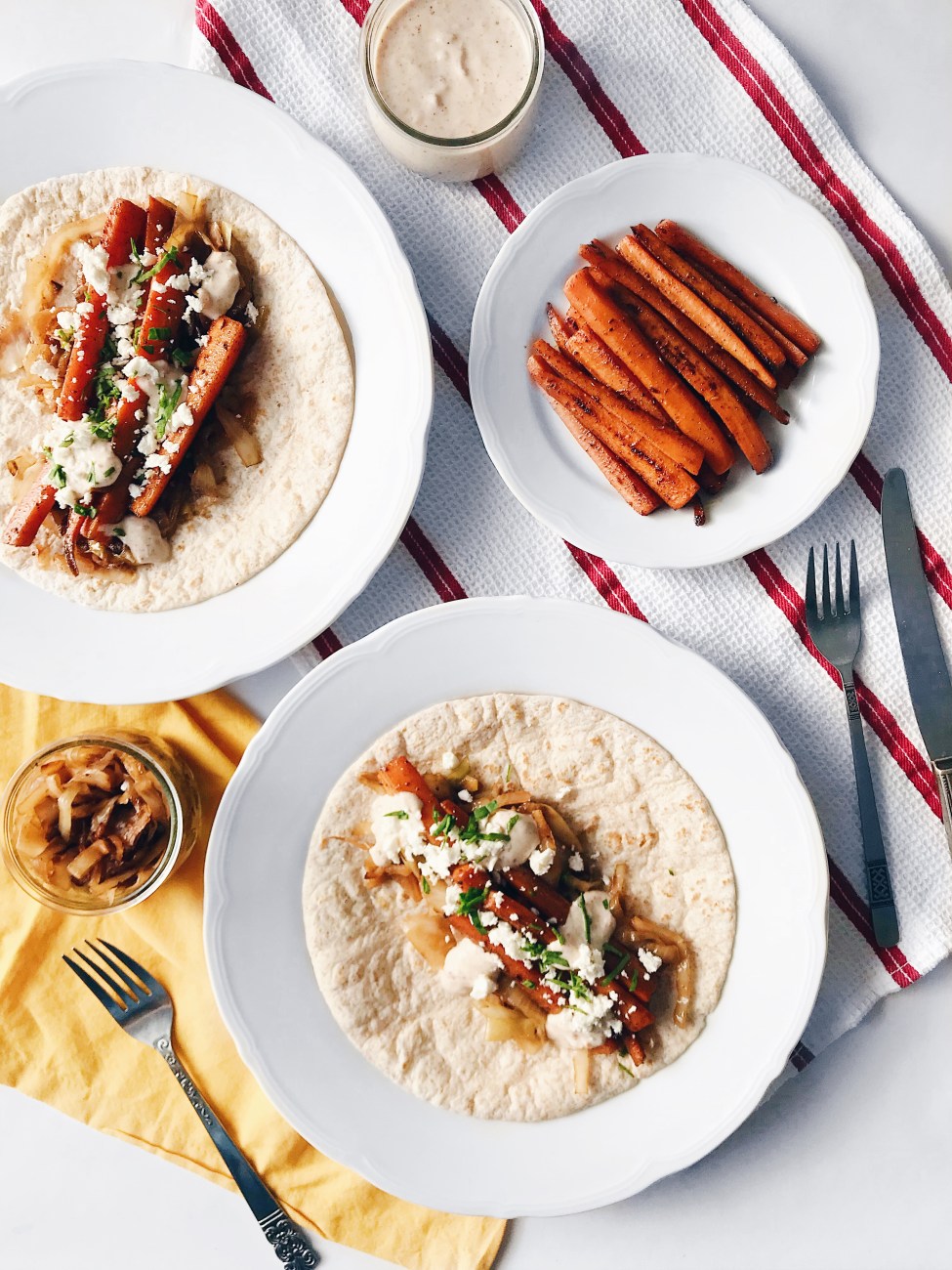 Tacos au chou et oignons caramélisés, carottes au cumin et feta | Caramelized onion and cabbage tacos with cumin roasted carrots and feta cheese