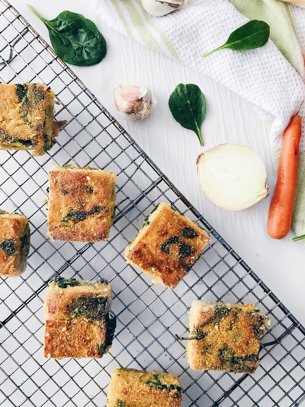 Croquettes de polenta véganes aux oignons, carottes, ail, épinards et thym | Onion, carrot, garlic, spinach ans thyme vegan polenta croquettes
