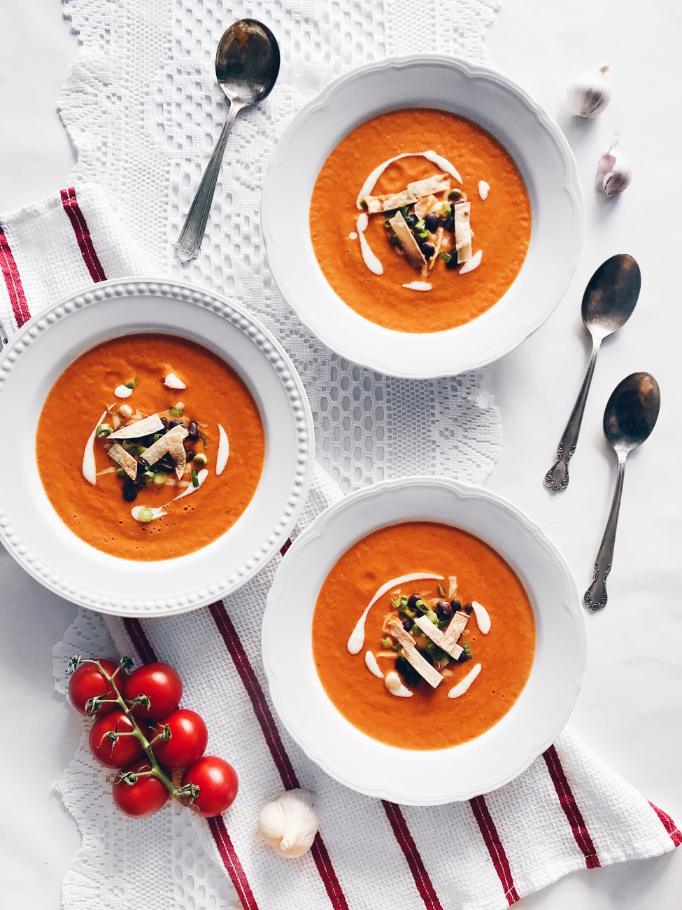 Soupe tomate express et garniture d'haricots, fromage et tortillas grillées