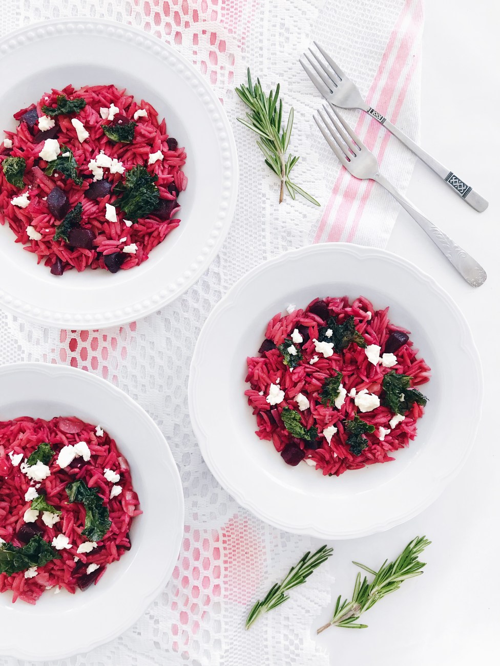 Orzo aux betteraves, chips de kale, feta et romarin