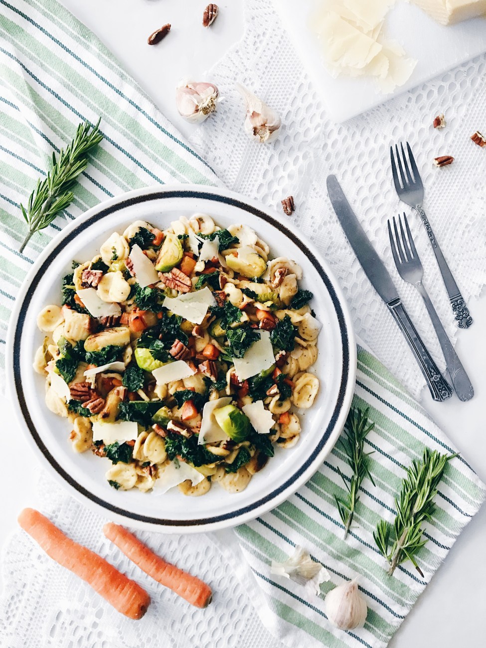 Orrecchiette aux carottes, choux de bruxelles, kale, romarin, pacanes et pecorino | Carrot, brussel sprout and kale orrecchiette with pecan, rosemary and pecorino romano