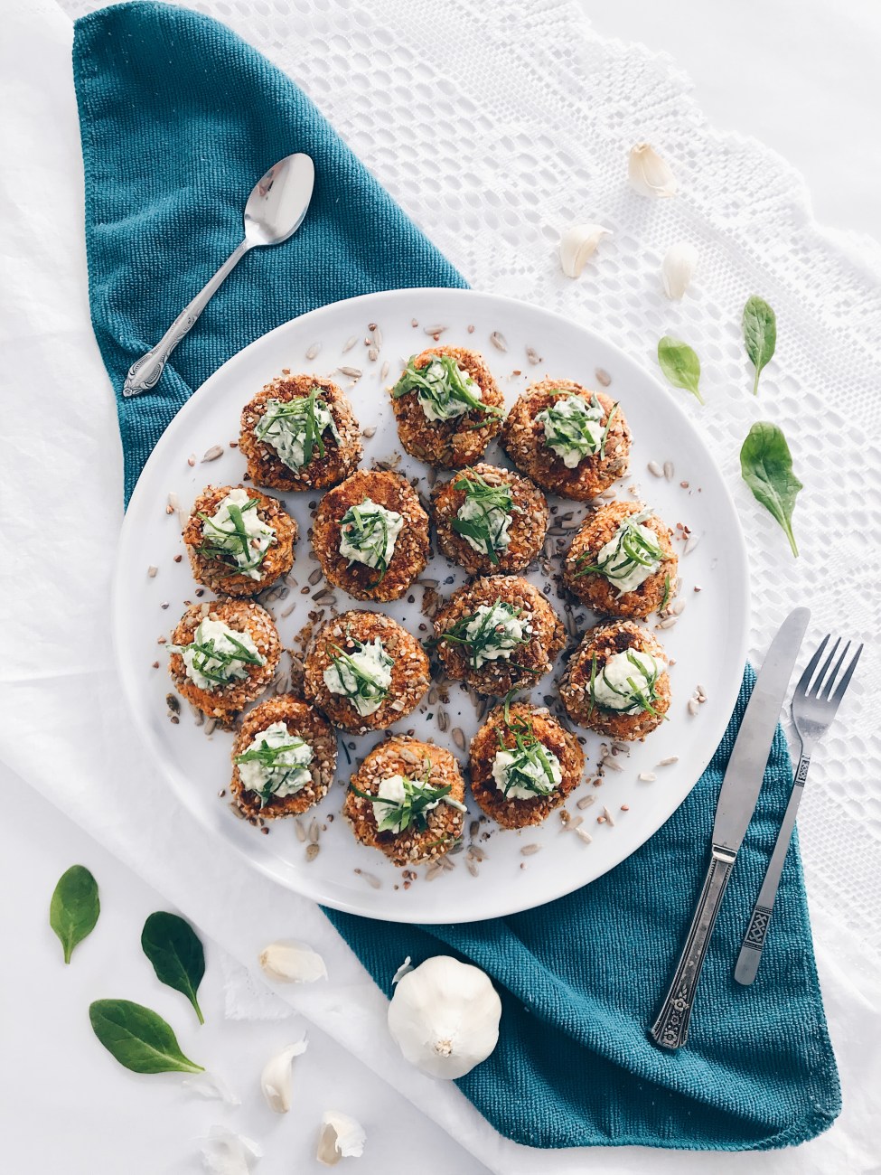 Croquettes de carottes et pois chiches en croûte de tournesol et sarrasin et sauce aux épinards et feta 