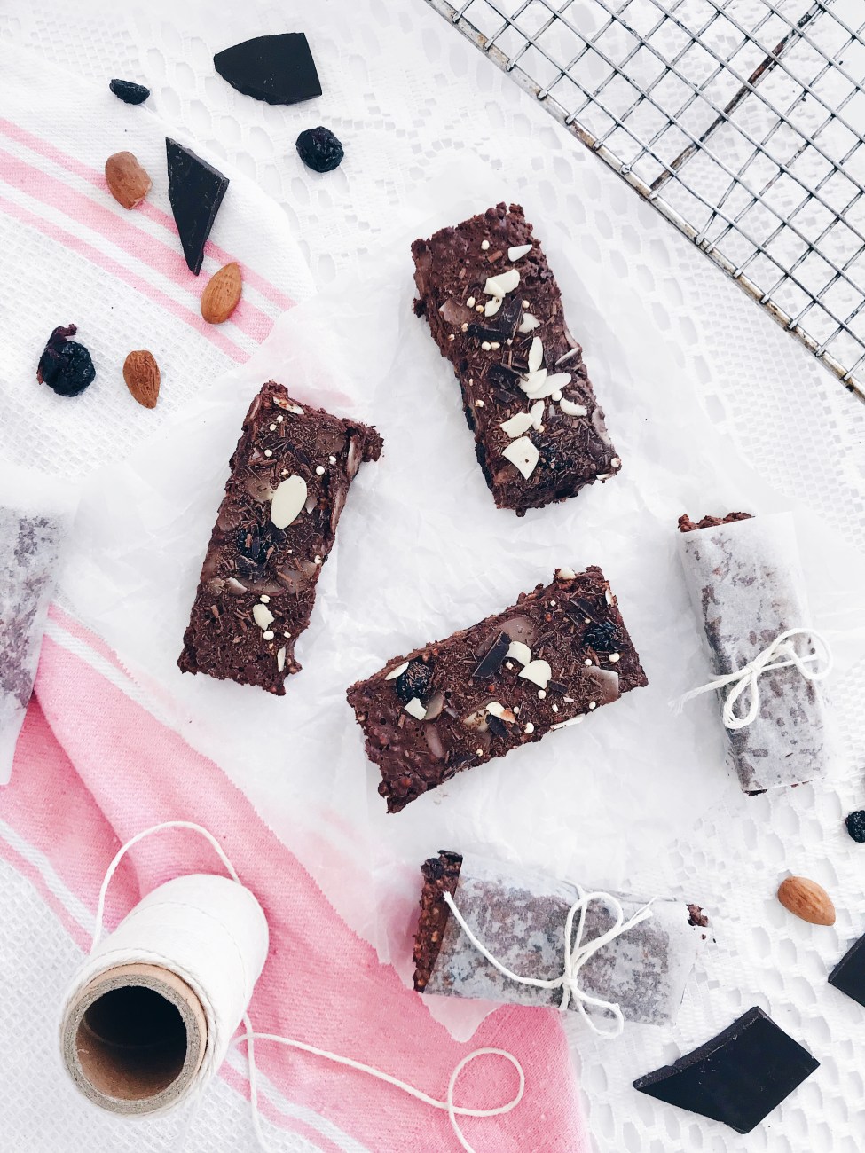 Barres crémeuses véganes au chocolat, quinoa soufflé, amandes et canneberges | Vegan creamy chocolate bars with puffed quinoa, cranberries and almonds