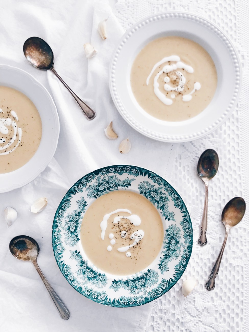 Crème de céléri-rave allégée au yogourt grec, oignons, ail et érable | Light creamy celeriac soup with greek yogurt, onions, garlic and maple syrup 