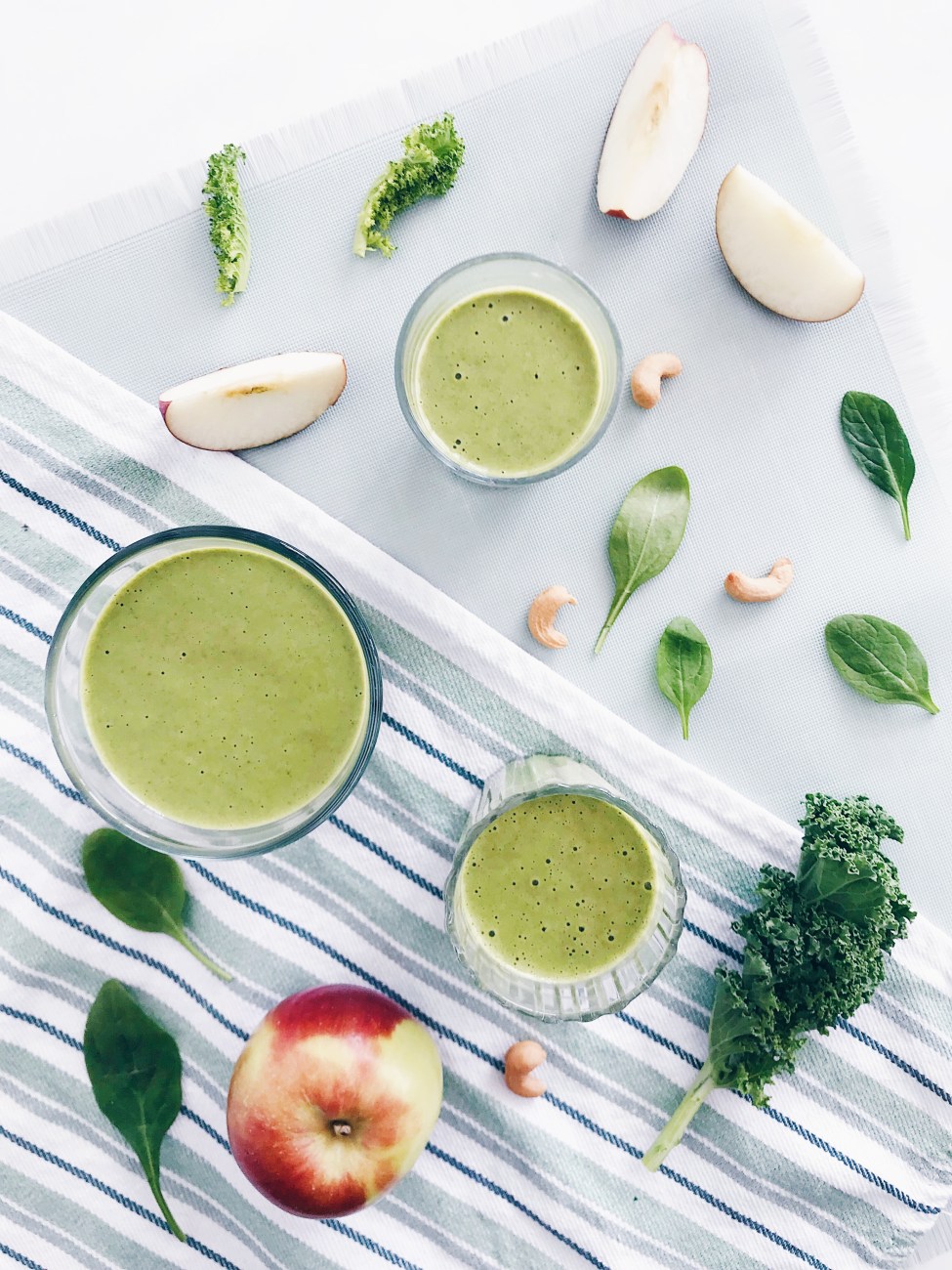 Smoothie vert au kale, épinards, pommes, noix de cajou et érable | Apple, kale and spinach smoothie with cashew nut and maple syrup