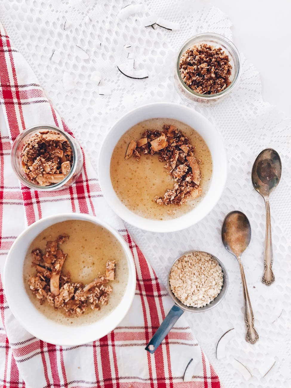 Pouding végane à l'érable et crumble de noix de coco sans gluten | Vegan maple pudding with gluten free coconut crumble