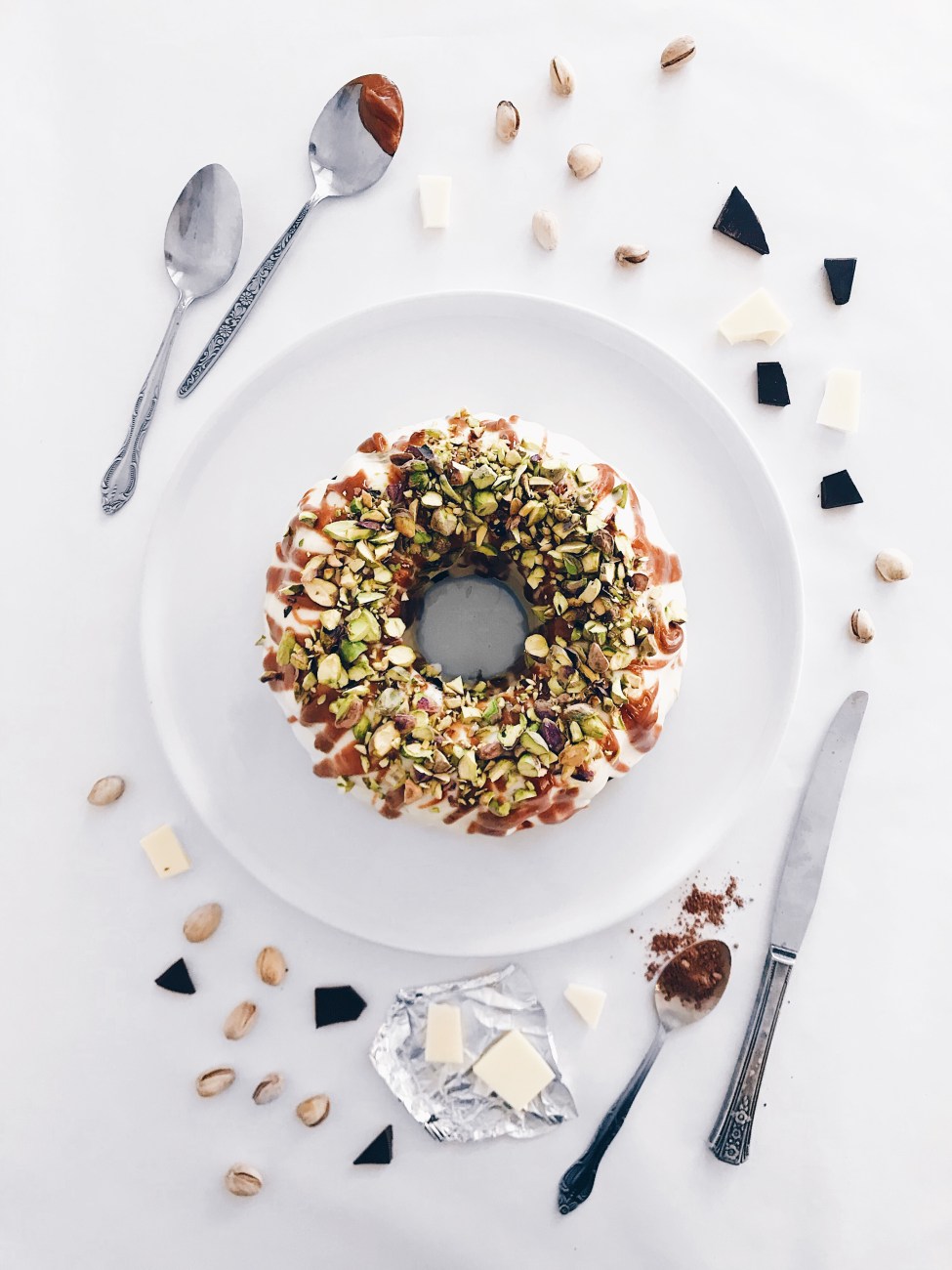 Gâteau triple chocolat style brownies au caramel salé et aux pistaches | Triple chocolate brownies cake with salted caramel and pistachio