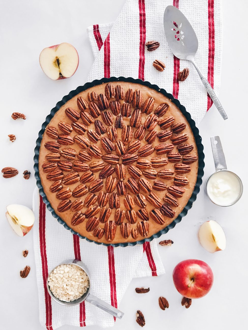 tarte sans cuisson aux caramel de pommes à l'érable et aux pacanes