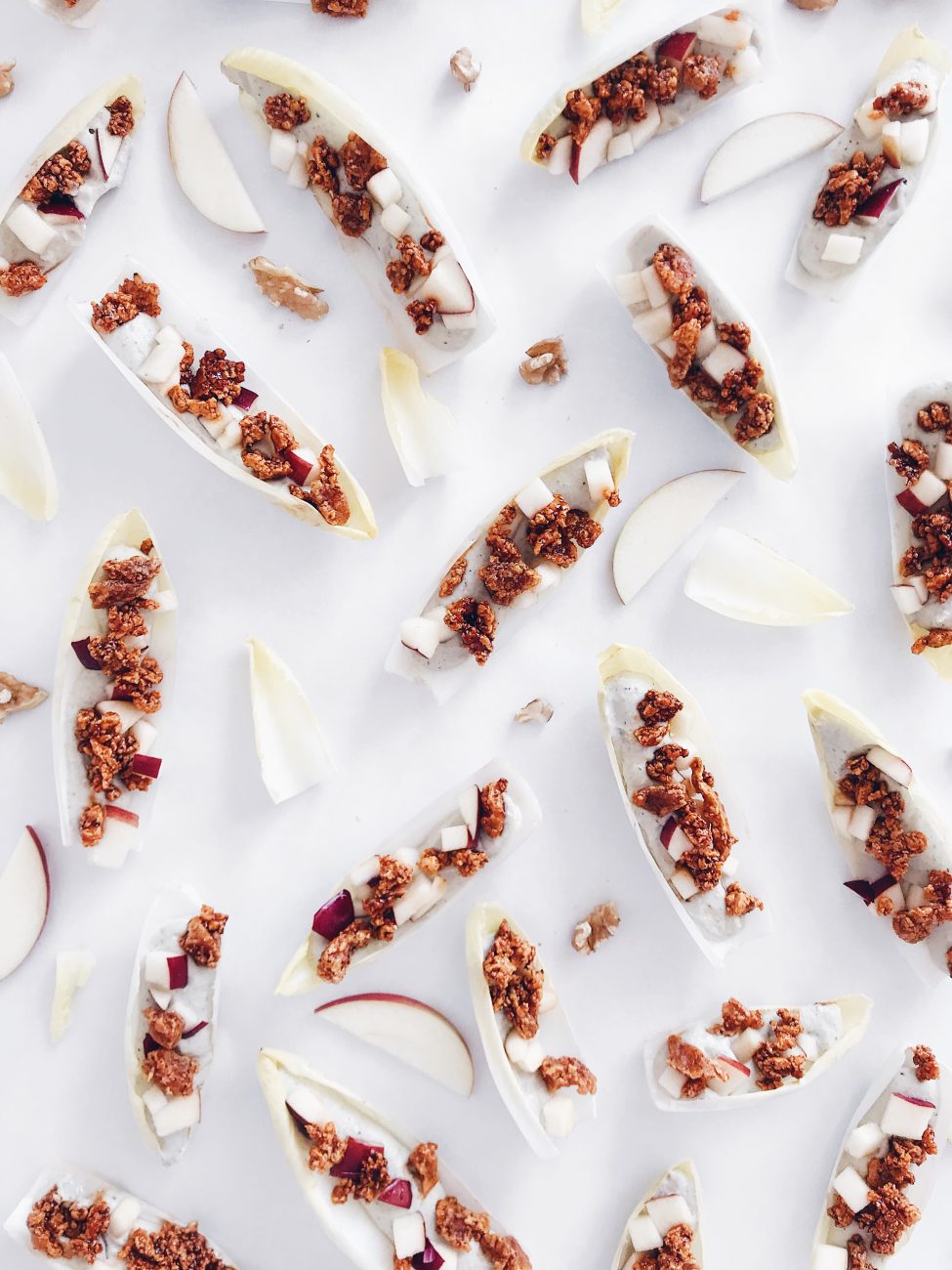 Endives garnies à la mousse de fromage bleu et noix de grenoble, pommes et bacon de tofu