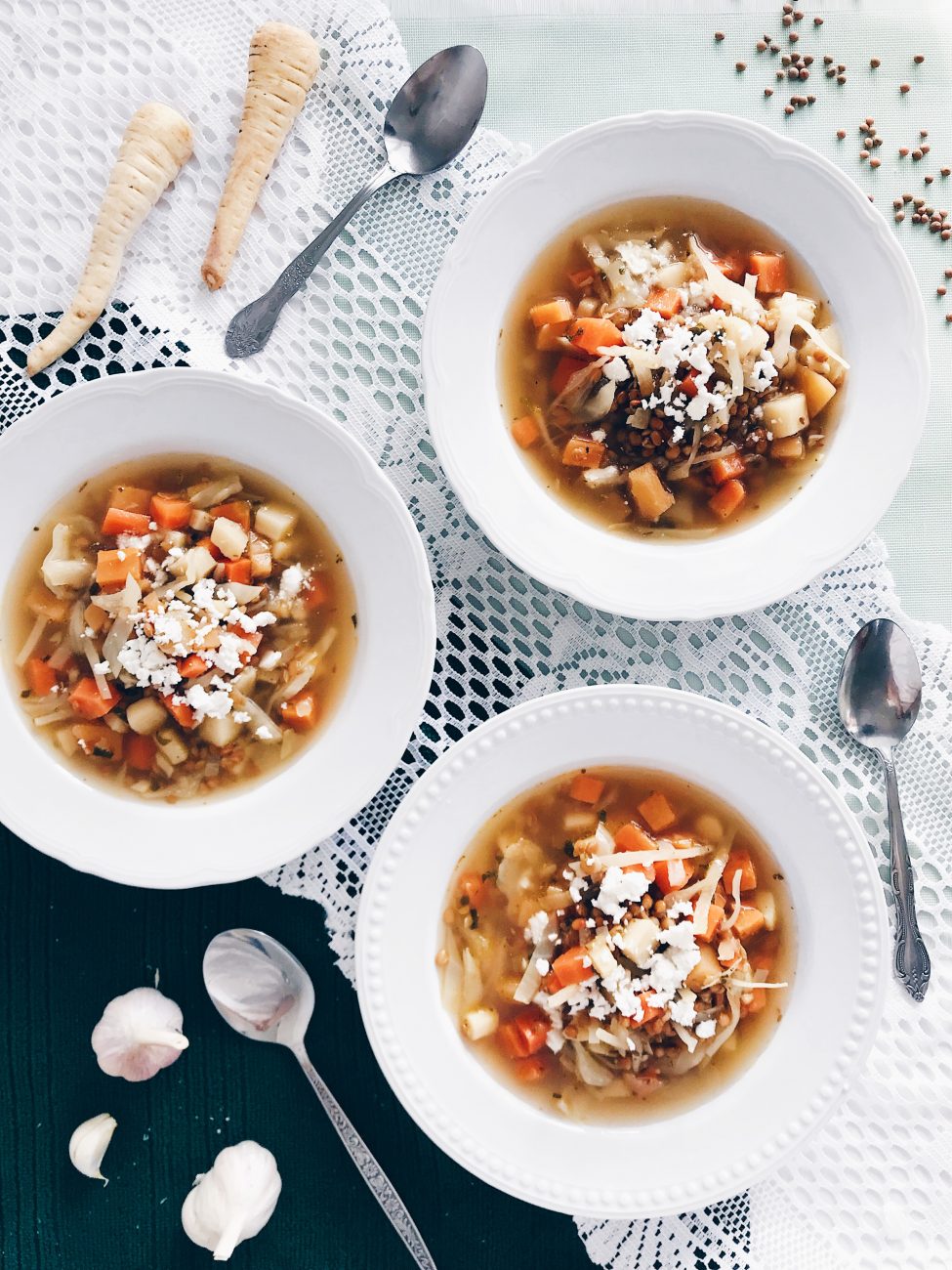 Soupe-repas aux légumes racines, chou, lentilles, cumin et feta