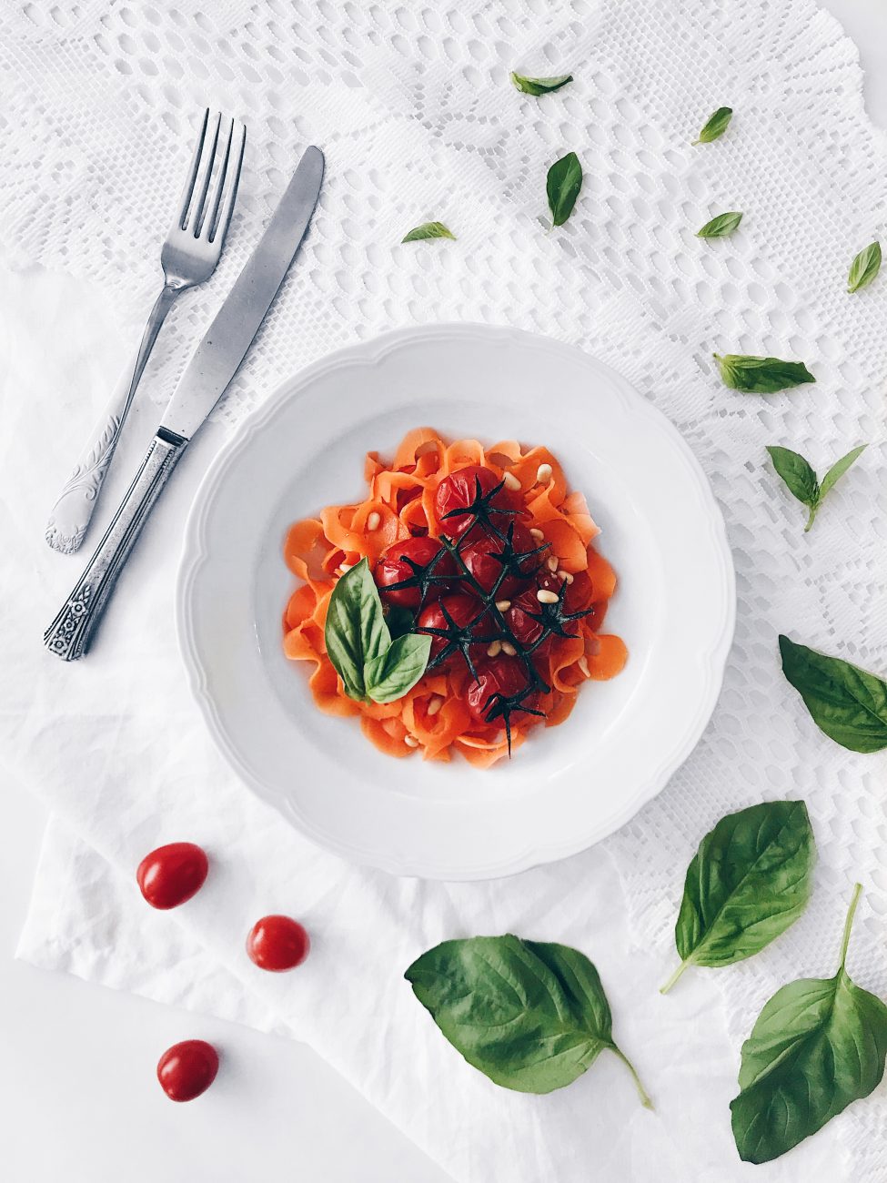 Fettuccine de carottes, sauce rosée allégée au cottage, tomates confites, noix de pin et basilic | Carrots fettuccines, light rosée sauce with cottage cheese, preserved tomatoes, pine nuts and basil