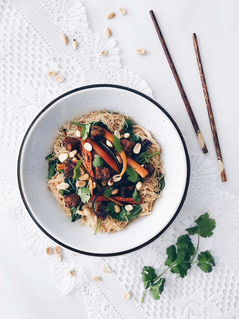 Salade de vermicelles de riz, carottes rôties à l'érable, tempeh aux épices, coriandre et vinaigrette au sésame | Rice noodles salad with maple roasted carrots, spicy tempeh, cilantro and sesame vinaigrette