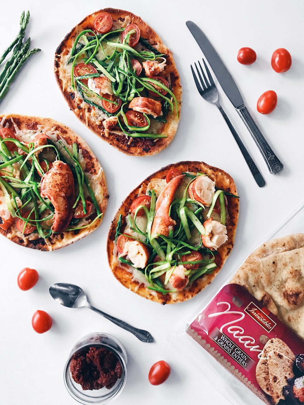 pizza au homard, tomates séchées et fraîches, asperges et cheddar | Lobster pizza with dried and fresh tomatoes, asparagus and cheddar cheese