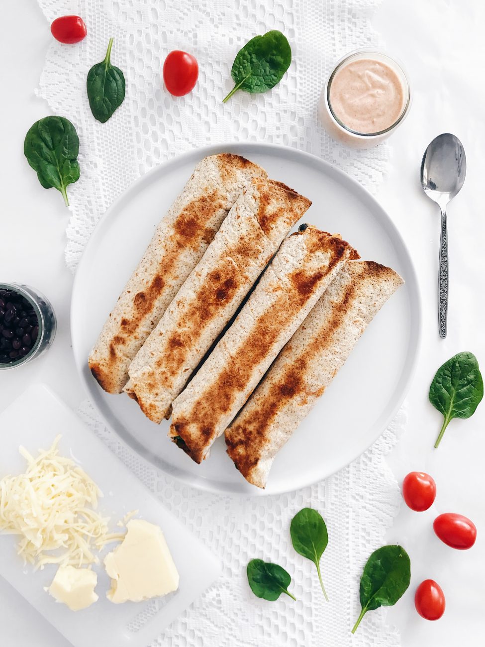 Taquitos aux haricots noirs, tomates séchées, épinards et cheddar