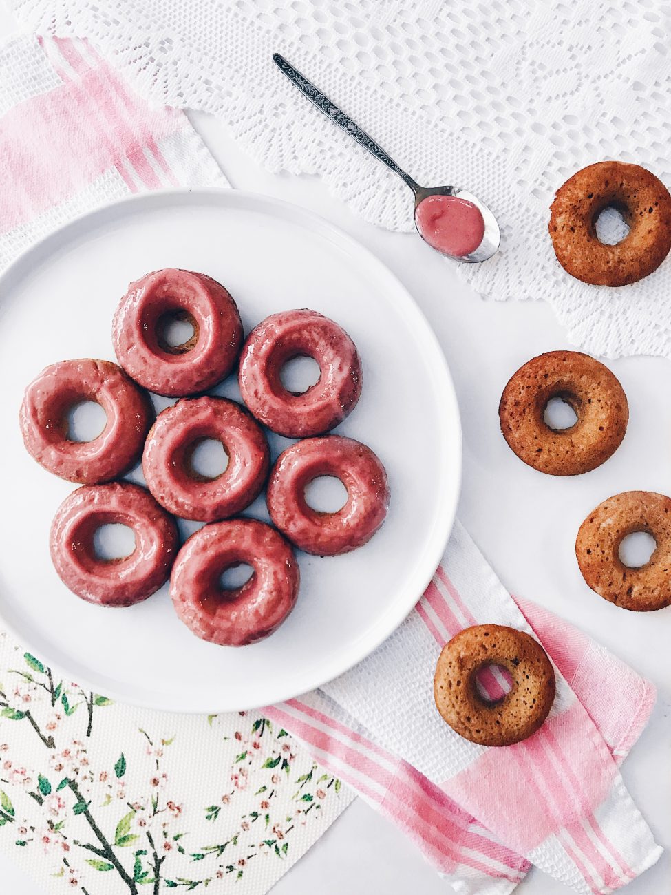 Beigne santé au four à la vanille, caramel de rhubarbe à l'érable et yogourt | Oven baked healthy doughnuts with rhubarb caramel, vanilla and yogourt